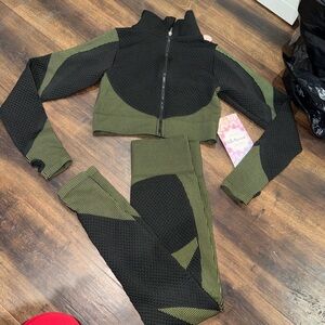 Black and Green Textured Activewear Set